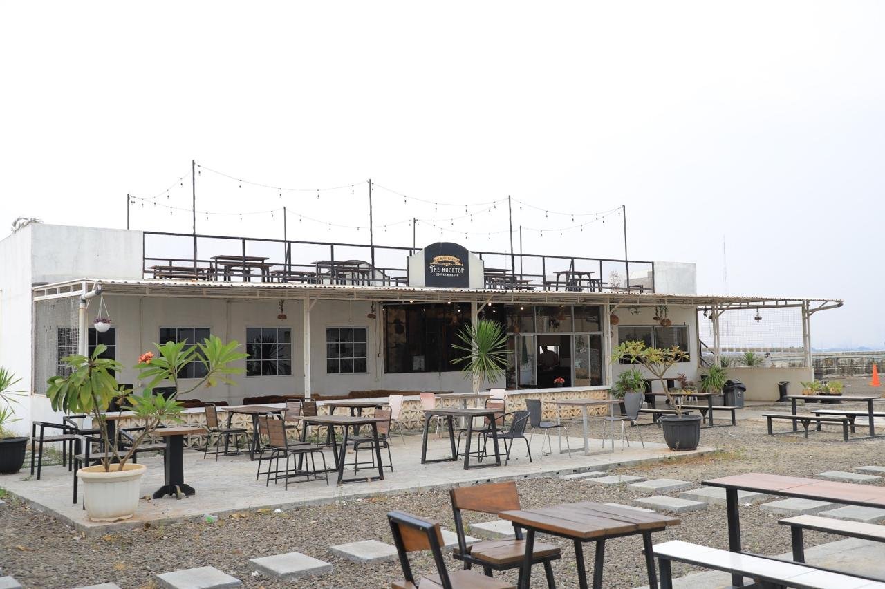 Sensasi Sunset dan Live Music: Pengalaman Berbeda di The Rooftop Coffee and Resto