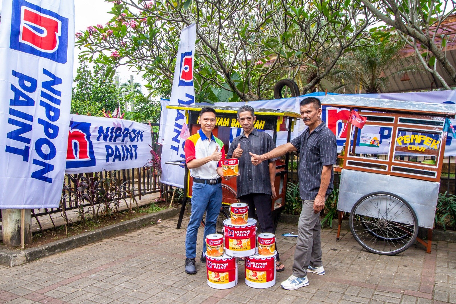 Gerobak Jajanan Nusantara, Nippon Paint Sulap Tampilan Ratusan Gerobak UMKM Menjadi Lebih Menarik