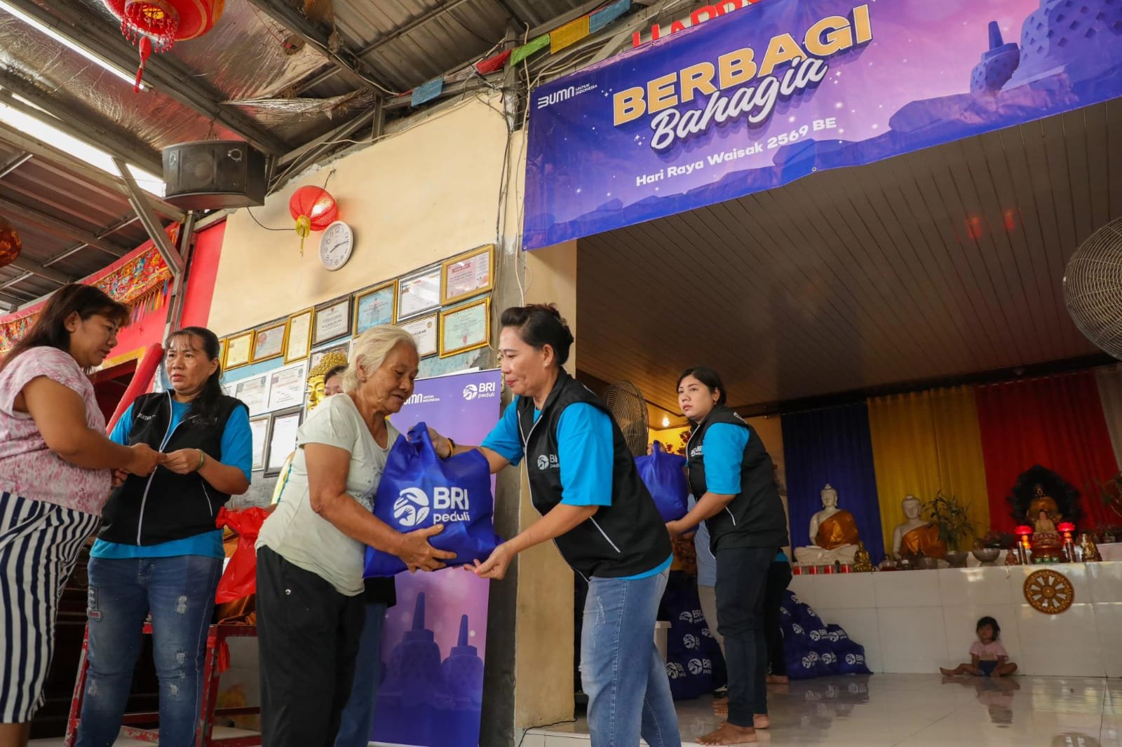 Peduli di Hari Waisak BRI Bagikan 1.000 Paket Sembako untuk Umat Buddha