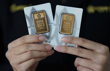 Duh.! Harga Emas Antam Anjlok Rp21 Ribu per Gram