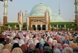 Warga Tangerang Padati Masjid Al Azhom untuk Berjemaah Salah Idul Adha
