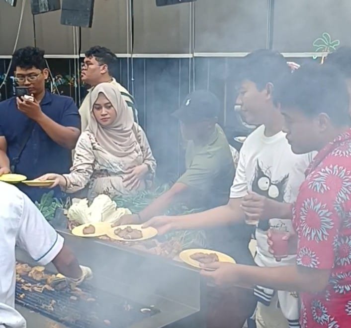 Sensasi Hawaiian BBQ Eksklusif di Vega Hotel: Makanan Lezat, Live Music, dan Hiburan Interaktif!