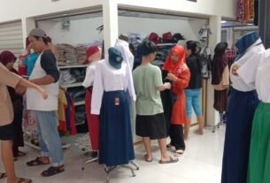 Pedagang Khaerul Raup Omzet Jutaan Rupiah Dari Penjualan Perlengkapan Sekolah