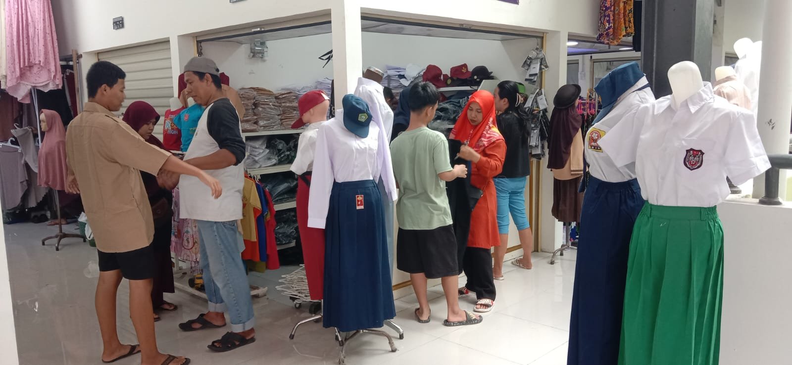 Pedagang Khaerul Raup Omzet Jutaan Rupiah Dari Penjualan Perlengkapan Sekolah