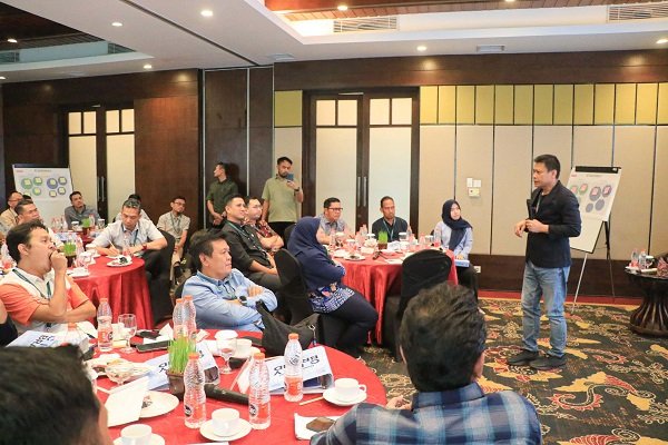 Pemerintah Kota Tangerang terus berupaya memperkuat identitas dan daya tarik kotanya di tingkat nasional maupun global. Wakil Wali Kota Tangerang, H. Maryono Hasan, bersama Kepala Dinas Komunikasi dan Informatika serta Kepala Dinas Kebudayaan dan Pariwisata Kota Tangerang mengikuti Executive Education Program: Building a Strong City Brand yang diselenggarakan di el Royal Hotel Banyuwangi, Jawa Timur, Sabtu (2/8). Program ini merupakan workshop strategis yang dirancang khusus untuk pemerintah daerah, guna mengasah strategi membangun citra kota yang kuat dan kompetitif dalam menarik wisatawan, investor, talenta, dan pelaku usaha yang dikenal dengan konsep : tourist, trader, talent, and investor. Selama dua hari pelaksanaan mulai dari 1 hingga 2 Agustus 2025, peserta tidak hanya menerima pembekalan materi edukatif dari para pakar city branding, namun juga diajak untuk melakukan kunjungan lapangan guna melihat praktik-praktik baik dalam membangun positioning kota secara langsung. "Pembangunan kota saat ini tidak cukup hanya dengan infrastruktur fisik. Kita juga perlu membangun persepsi dan citra yang kuat di mata dunia. Kota Tangerang punya potensi besar, dan tugas kita adalah memastikan potensi itu dikenal luas dan diminati," ujar Wakil Wali Kota, usai mengikuti sesi diskusi panel. Lebih lanjut, Maryono menekankan pentingnya kolaborasi antarperangkat daerah dalam membentuk city brand yang kohesif dan autentik. Menurutnya, city branding bukan sekadar slogan atau logo, tapi bagaimana sebuah kota mampu menceritakan keunggulan dan karakternya secara konsisten. "Melalui program ini, kami belajar banyak dari praktik kota lain, termasuk Banyuwangi yang berhasil membangun narasi kota dengan sangat baik. Pengalaman ini tentu sangat relevan untuk kita adaptasi di Kota Tangerang," tambahnya. Wakil Wali Kota berharap, melalui partisipasi aktif dalam program ini, Pemkot Tangerang dapat menyusun strategi city branding yang tidak hanya menyentuh aspek visual dan komunikasi, tetapi juga menyentuh hati warganya dan memperkuat rasa memiliki terhadap kota. "Kita ingin warga bangga menjadi bagian dari Kota Tangerang, dan dunia juga melihat Tangerang sebagai kota yang layak dikunjungi, ditinggali, dan berdaya saung," tukas Maryono Hasan.