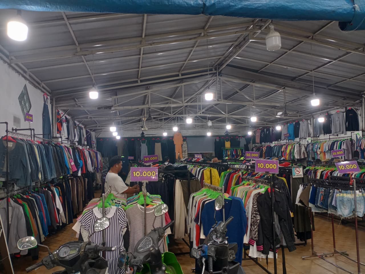Bisnis Thrifting di Tangerang Terpuruk Akibat Larangan Impor, Pedagang: “Stok Susah, Pembeli Sepi”