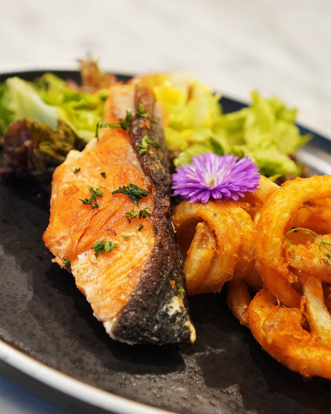 Ayam Kecombrang hingga Salmon, Santika Premiere Bintaro Hadirkan Promo Kuliner Spesial November