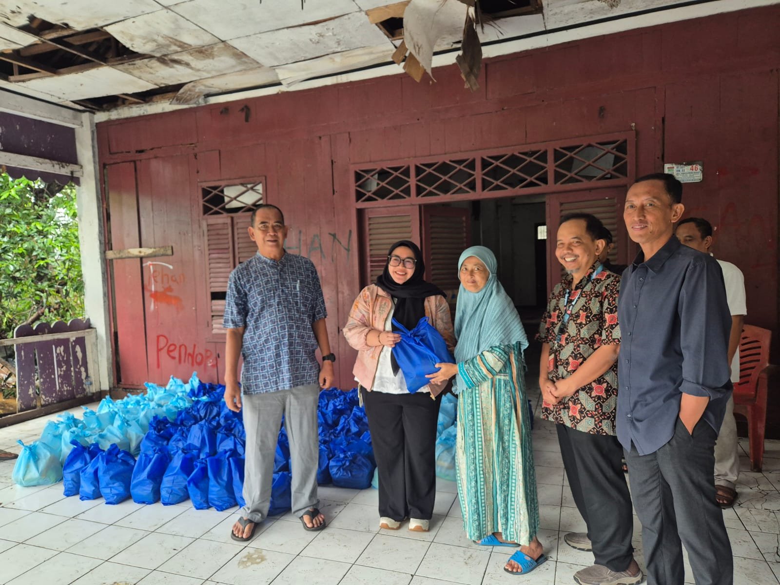 Indah Kiat Tangerang Salurkan Sembako ke Warga Kabupaten Tangerang dan Tangsel