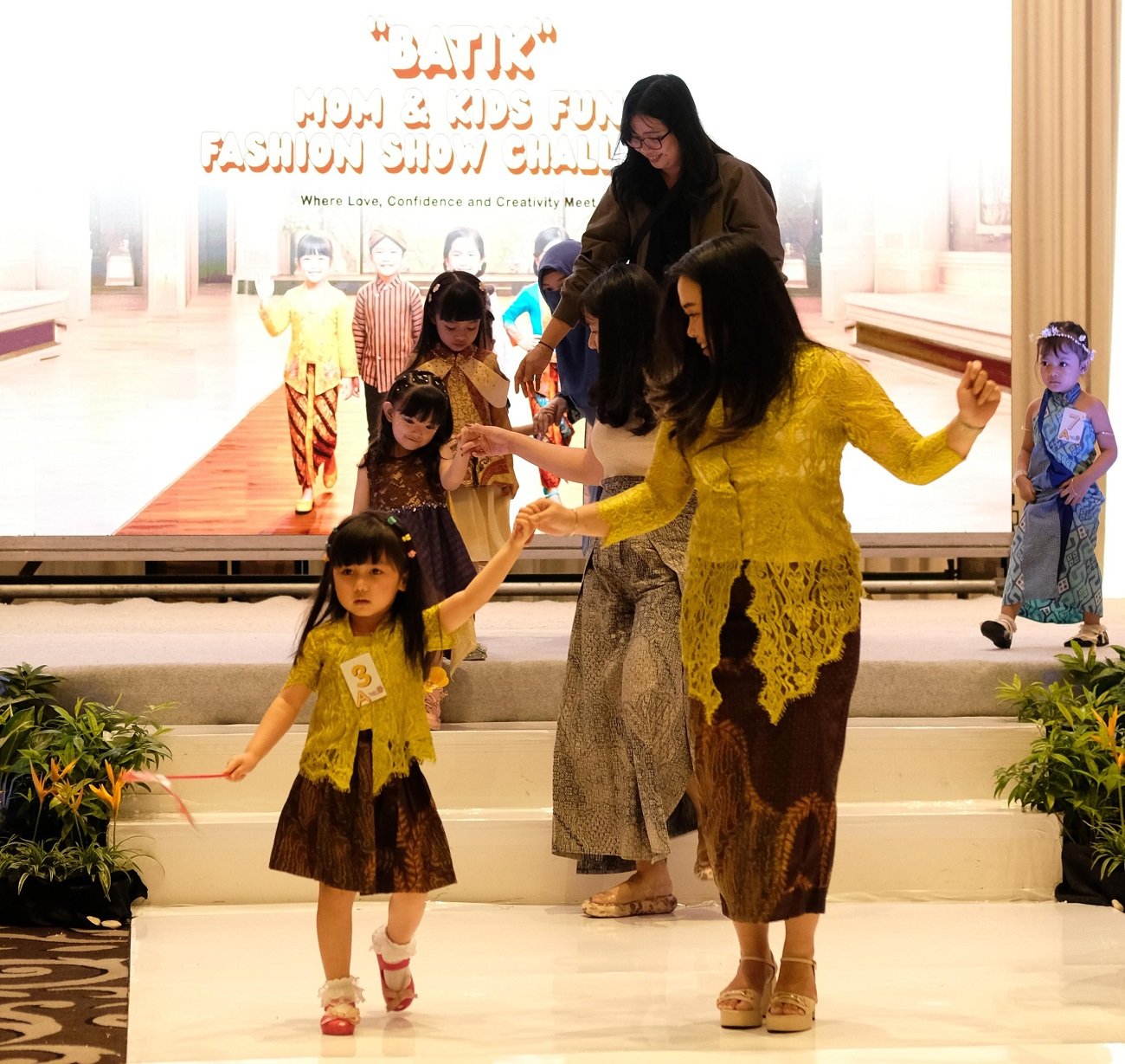 Mempererat Bonding Ibu dan Anak lewat Fashion Show Batik di Atria Gading Serpong