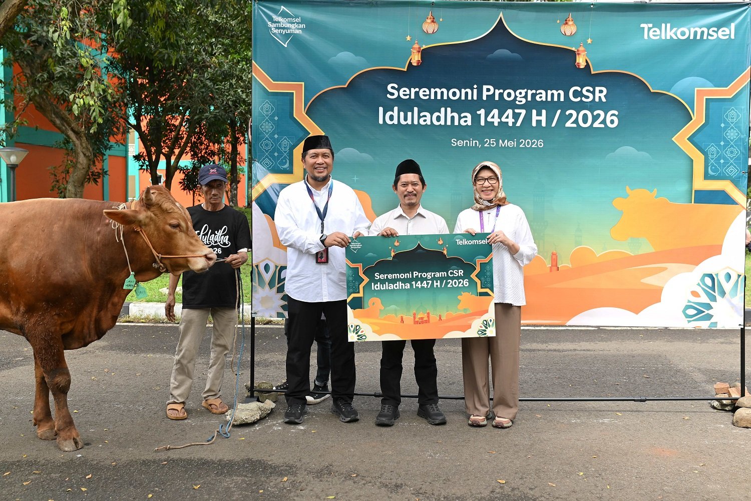 Melalui Semangat Kebersamaan, Telkomsel Salurkan Hewan Kurban Iduladha 1447 H ke Jabotabek Jabar