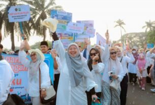 Meriah, Jalan Sehat Sarungan di Tangerang Berhadiah Dua Paket Umrah