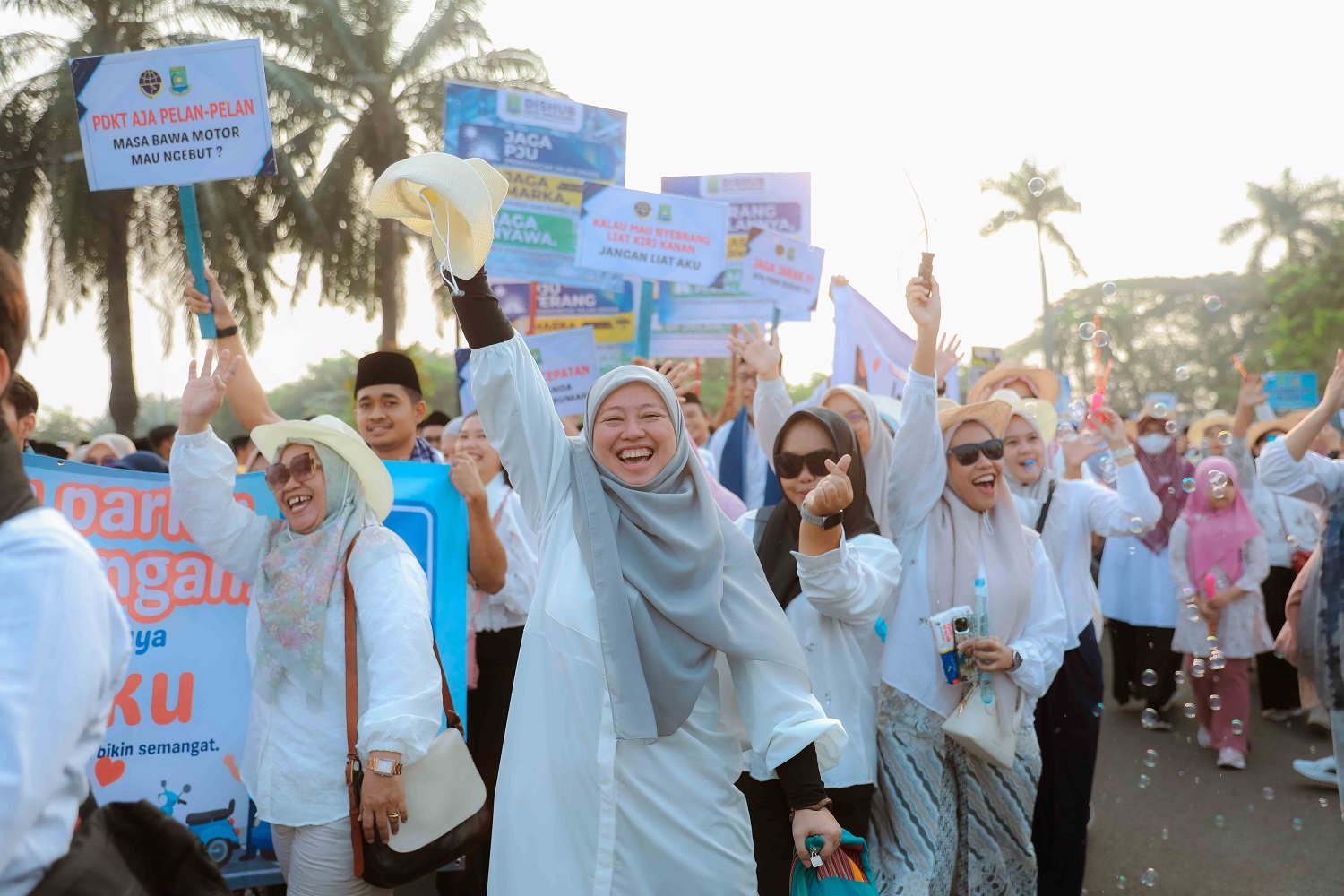 Meriah, Jalan Sehat Sarungan di Tangerang Berhadiah Dua Paket Umrah