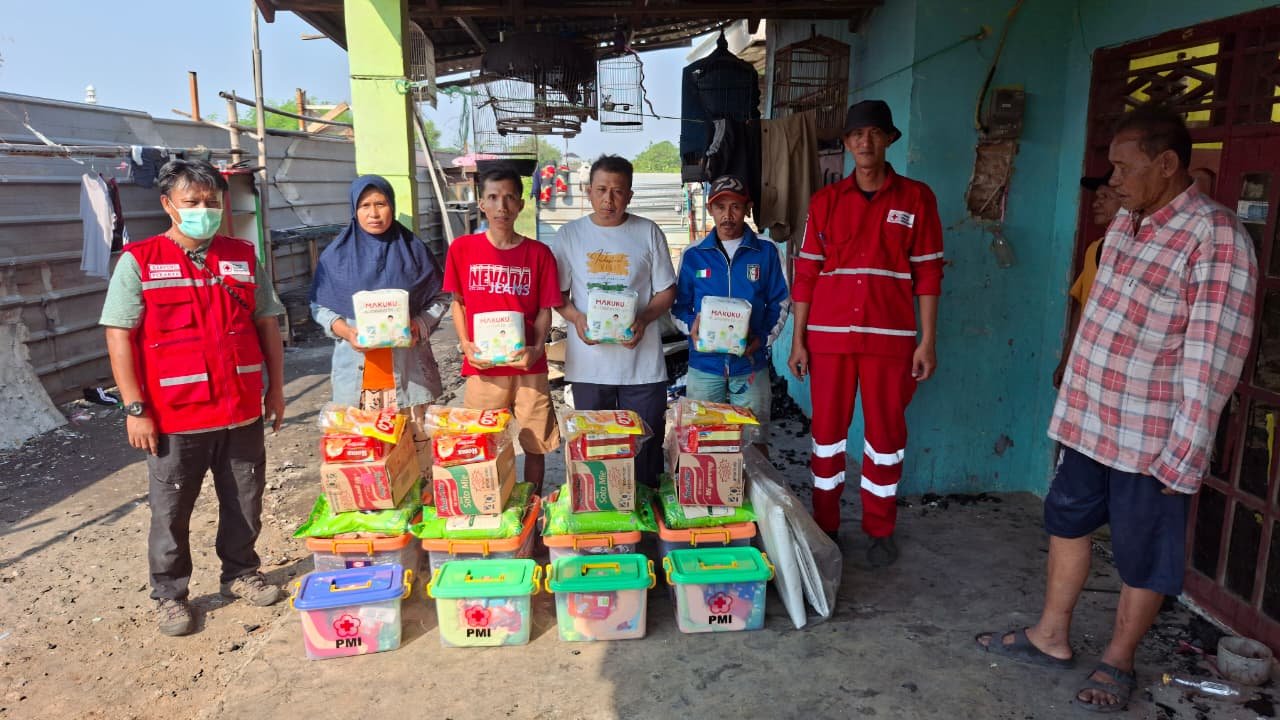 PMI Kota Tangerang Salurkan Bantuan kepada Empat Keluarga Terdampak Kebakaran di Neglasari