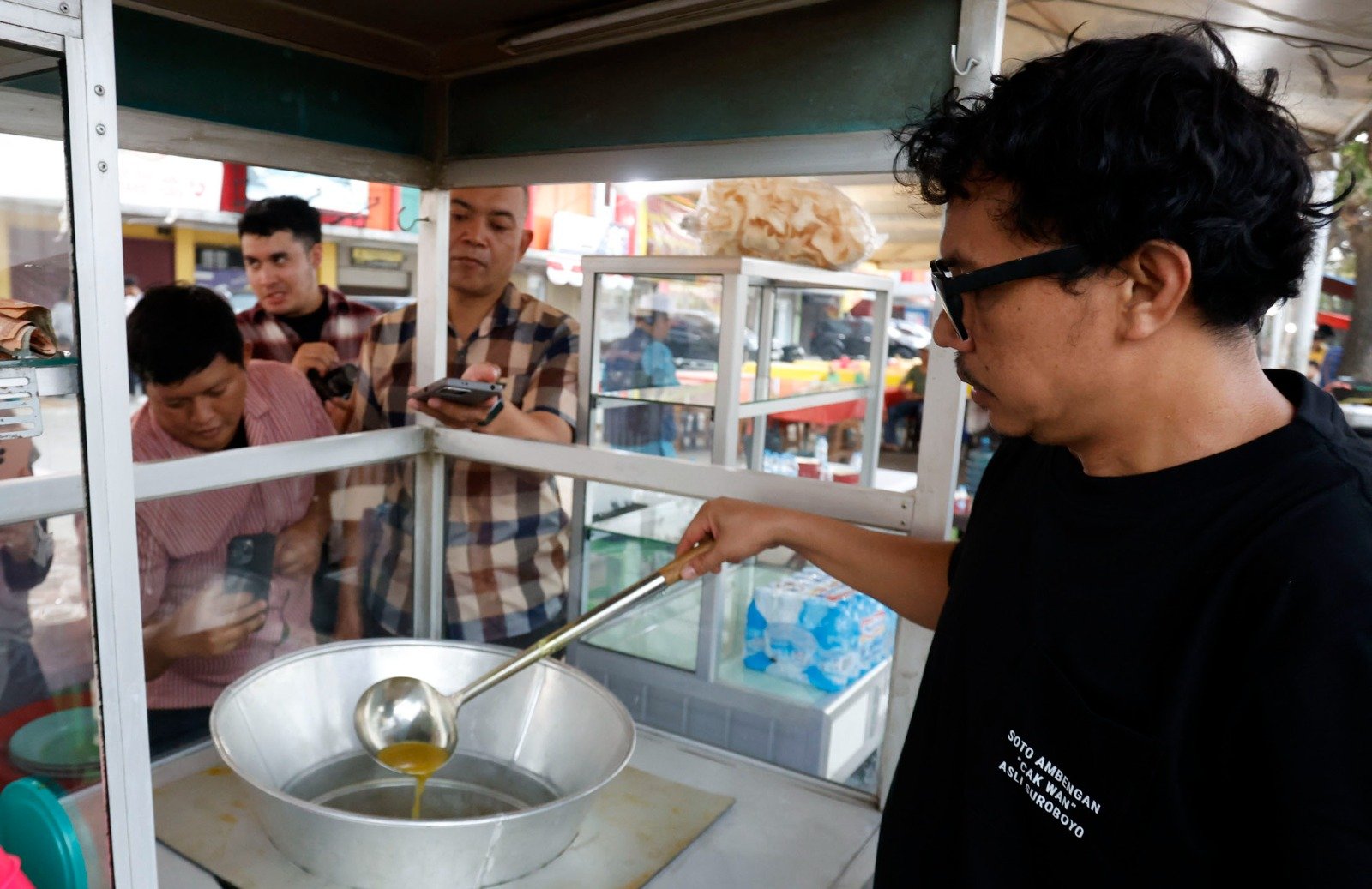 Bawa Cita Rasa Autentik Surabaya, Soto Ambengan Cak Wan Resmi Buka di Pasar Modern Graha Raya