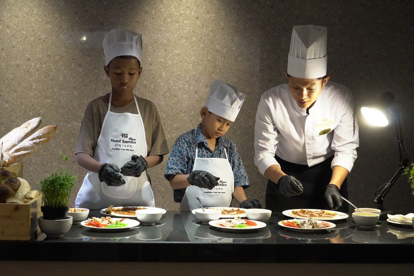 Santika Indonesia Hotels & Resorts Kenalkan Dunia Perhotelan Kepada Anak-anak Asuhan SOS Children’s Villages di Indonesia