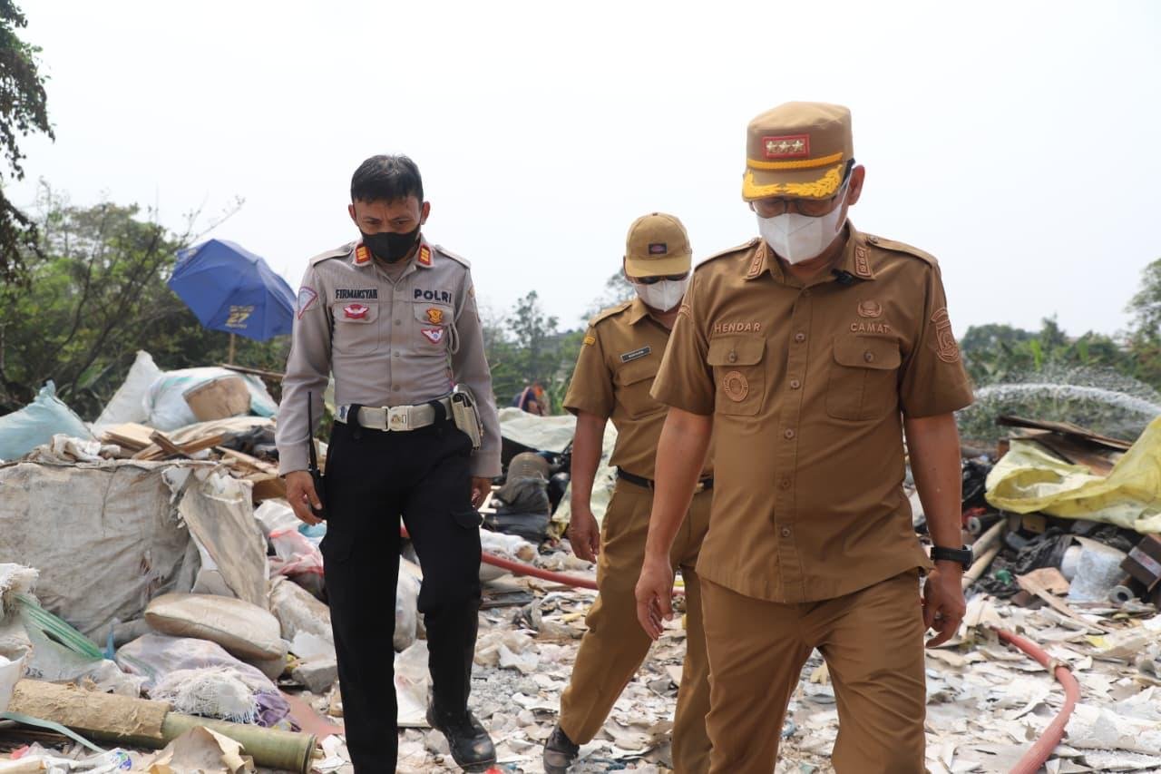 Kecamatan Cibodas Bergerak Sat-set Tangani Kebakaran Limbah di Uwung Jaya