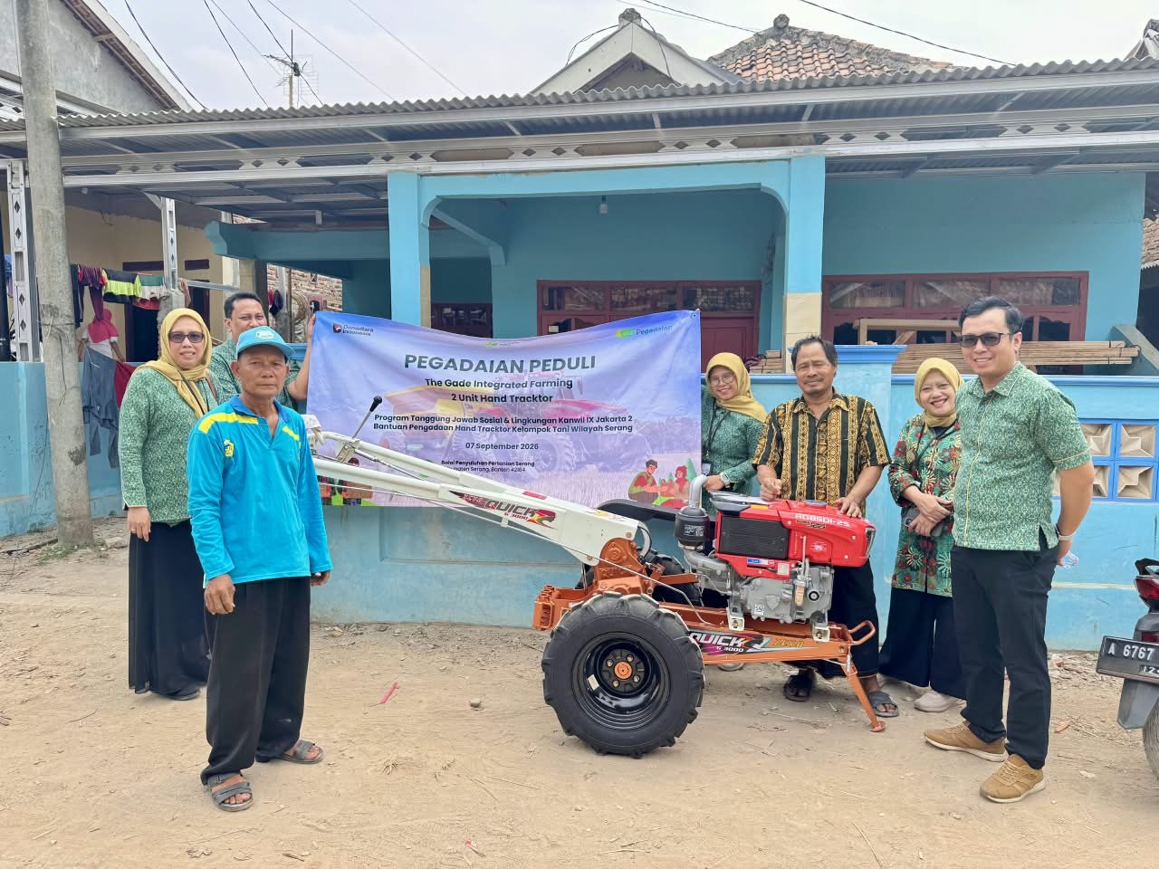 PT Pegadaian Serahkan Bantuan 7 Unit Traktor untuk Kelompok Tani di Pandeglang dan Serang